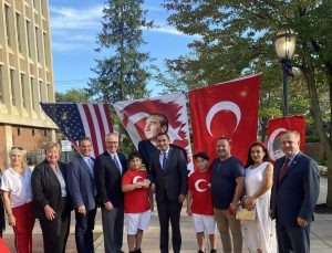 Long Island Hempstead’de Türk bayrağı göndere çekildi