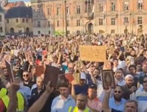 İsveç’te Kur’an-ı Kerim’e saldırı nedeniyle başlayan protestolar gece de sürdü