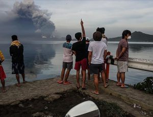 Filipinler’de yanardağın püskürttüğü duman şehirleri kapladı