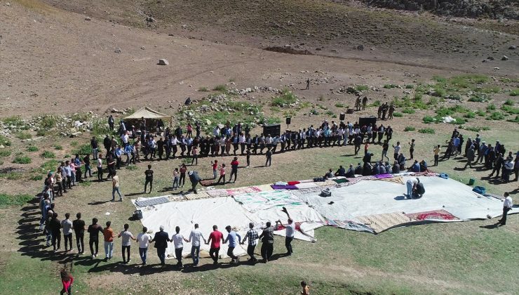 Yayla yolunun açılışına halaylı kutlama