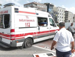 Hasta taşıyan ambulans devrildi: 3 yaralı