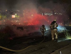 Beyoğlu Evlendirme Dairesi’nin bahçesinde yangın: Tahta yürüyüş yolu alev alev yandı