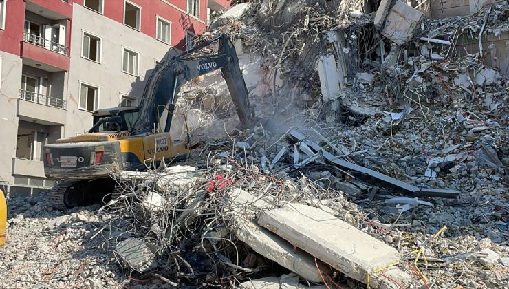 Depremlerden etkilenen Hatay’da hasarlı binaların kontrollü yıkımı sürüyor
