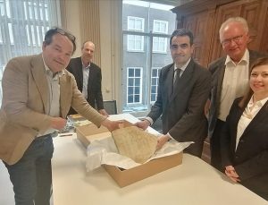Hollanda’daki Türkiye’ye ait tarihi antik taş parçası teslim alındı