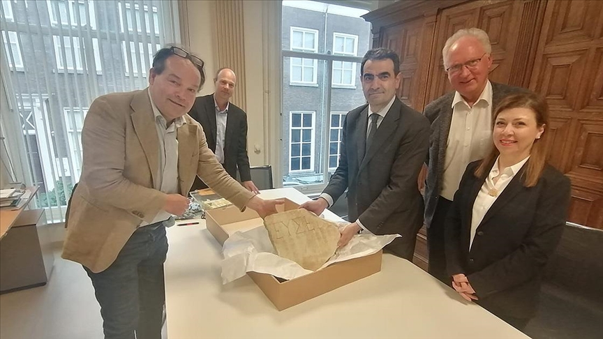 Hollanda’daki Türkiye’ye ait tarihi antik taş parçası teslim alındı