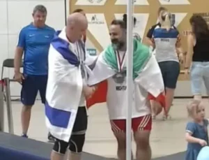 İsrailli rakibiyle el sıkışan İranlı halterci ömür boyu men edildi
