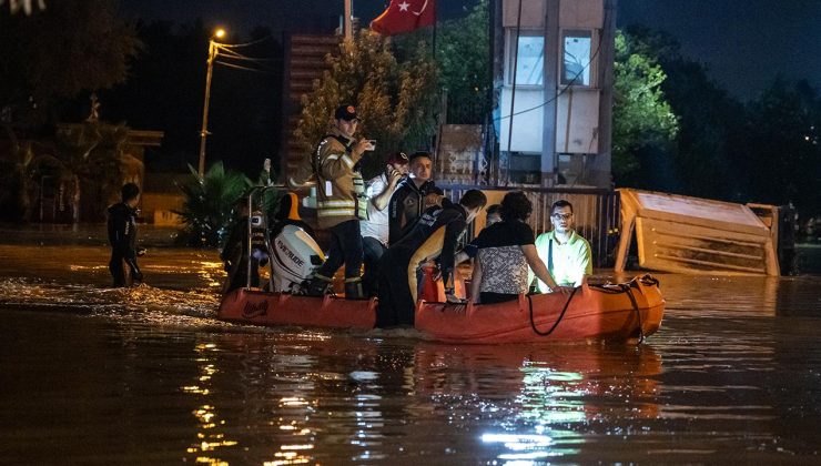İstanbul Valiliği: Su baskınlarından 1754 ev ve iş yeri etkilendi