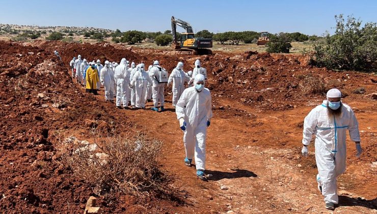 Libya’daki sel felaketinde hayatını kaybedenler toplu mezarlara defnediliyor