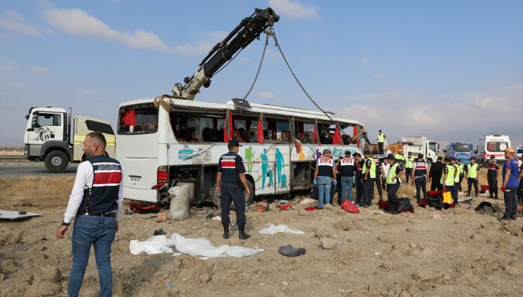 Yolcu otobüsü devrildi: 6 ölü, 35 yaralı