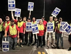 UAW, Stellantis’in ücret zammı teklifini reddetti,  greve devam dedi