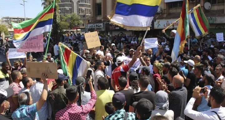 Suriye’nin güneyinde Şam rejimi aleyhine en geniş katılımlı protesto