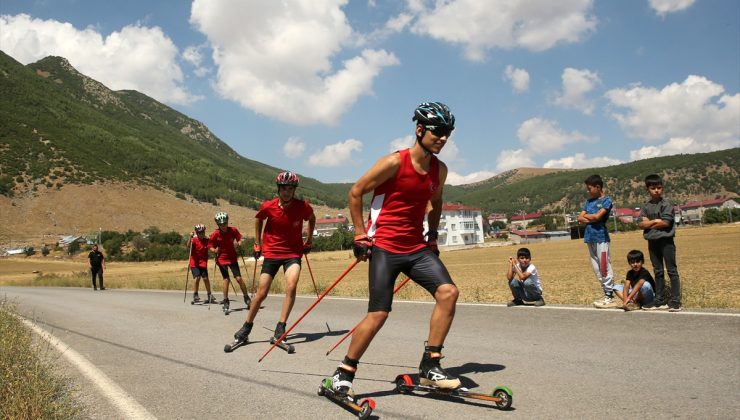 Bitlis’te tekerlekli kayakçılar köy yolunda antrenman yaparak yarışmalara hazırlanıyor