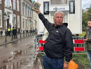 Hollanda’da ırkçı PEGIDA lideri, Türkiye’nin Lahey Büyükelçiliği önünde Kur’an-ı Kerim yırttı