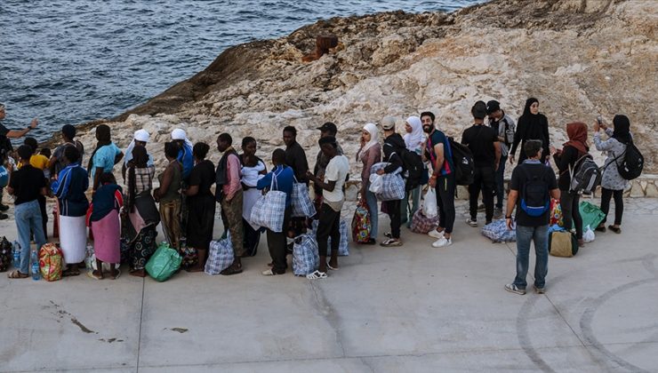 Akdeniz’deki İtalyan adası Lampedusa’ya düzensiz göçmenler gelmeye devam ediyor