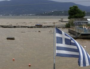 Yunanistan’ı fırtına vurdu; gemi seferleri iptal edildi