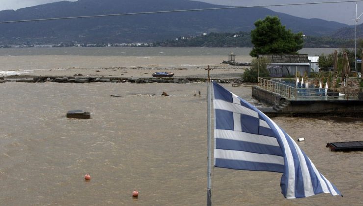 Yunanistan’ı fırtına vurdu; gemi seferleri iptal edildi