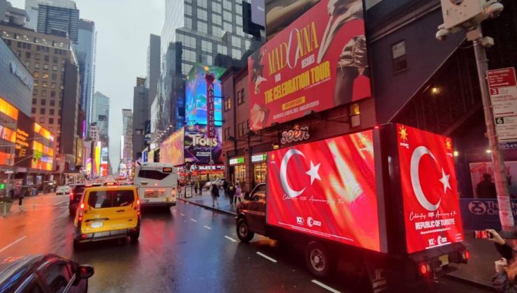 New York’ta, Cumhuriyet’in 100. yılı dolayısıyla Türk bayrağının yer aldığı dijital ilan kamyonları tur attı