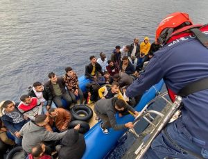 Yunanistan tarafından Türk kara sularına itilen 51 düzensiz göçmen kurtarıldı