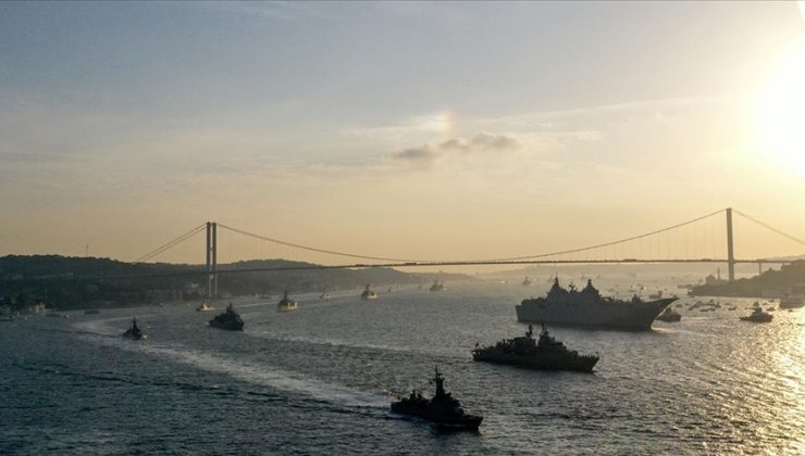 Türk donanması, İstanbul Boğazı’nda tarihinin en büyük resmigeçidini gerçekleştirdi