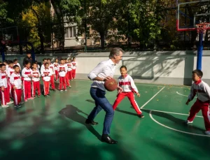 Gavin Newsom’un Çin macerası, basketbol oynarken çocuğu ezdi
