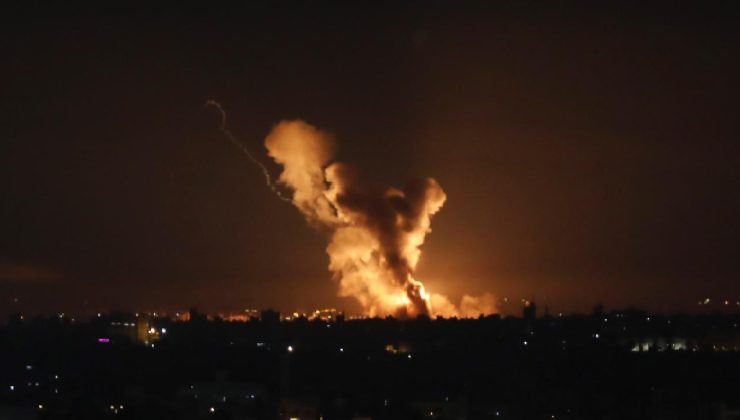 İsrail savaş uçakları Gazze Şeridi’nde bir camiyi vurdu