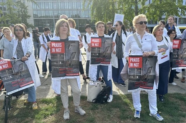 Almanya’da doktorlardan hükümete protesto