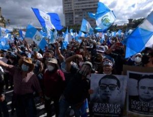 Guatemala’da seçimdeki oylara el koymaya çalışan savcılara protesto