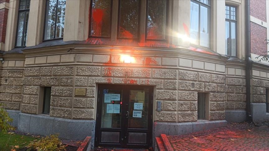 Türkiye’nin Helsinki Büyükelçiliği’ne boyalı ve sis bombalı saldırı