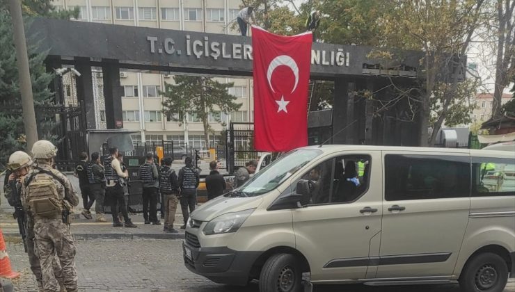 Terör saldırısının düzenlendiği yere Türk bayrağı asıldı