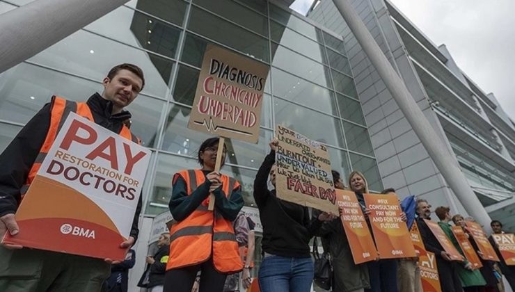 İngiltere’de doktorlar bir kez daha grevde: Sağlık hizmetleri duracak