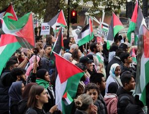Londra’da on binlerce kişi Filistin’e destek için sokaklarda