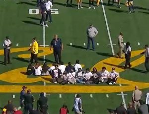 USC-Cal üniversite futbol maçına protesto ertelemesi