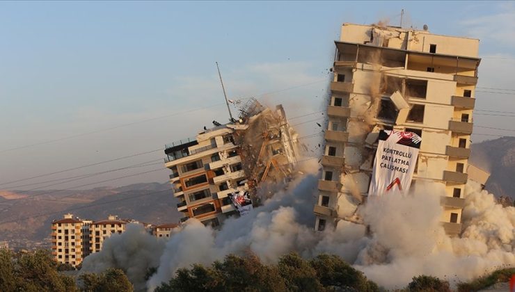 Hatay’da 10 binadan oluşan ağır hasarlı site patlayıcı yardımıyla yıkıldı