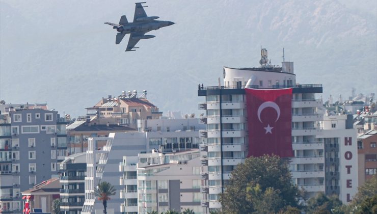 F-16’lar Antalyalıları heyecanlandırdı