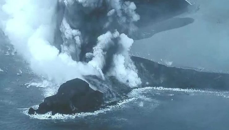 Japonya açıklarında yanardağdan püsküren kül, Tokyo’nun güneyindeki Nii-jima Adası çevresine ulaştı
