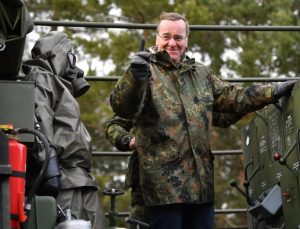 Almanya Savunma Bakanı, ABD’de Trump’ın seçilmesinin “felaket” olacağını savundu