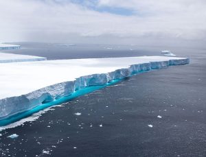 Dünyanın en büyük buzdağı 30 yıl sonra hareket etti