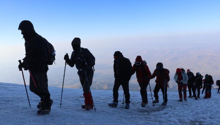 İran’da 5 dağcı çığ altında kaldı