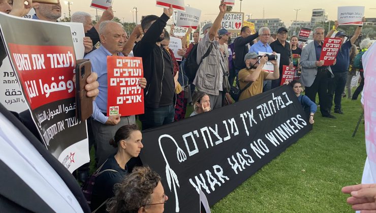 İsrailli esir yakınları Tel Aviv’de gösteri düzenledi