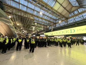Londra’da Filistin’e destek eyleminde göstericilerle polis arasında arbede çıktı