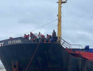 Hopa’da karaya oturan geminin personeli tahliye edildi