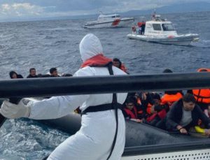 Yunanistan’ın ölüme terk ettiği 45 düzensiz göçmen kurtarıldı