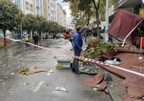 İstanbul’da fırtına çatıları uçurdu: Yoldan geçen bir kişi yaralandı