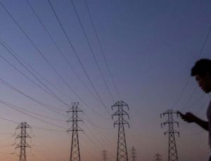 Bakan Bayraktar: Hava koşullarının sebep olduğu elektrik arızaları kısa sürede giderilecek