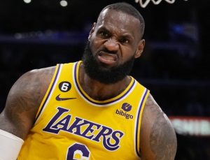 LeBron James rekor kırdı, Lakers farklı kazandı