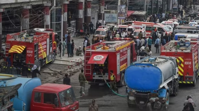 Pakistan’da bir alışveriş merkezinde çıkan yangında 11 kişi öldü, 22 kişi yaralandı