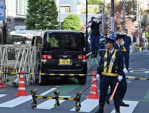 Tokyo’da bir araba İsrail büyükelçiliği barikatına çarparak durabildi