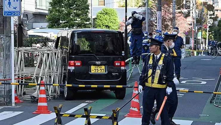 Tokyo’da bir araba İsrail büyükelçiliği barikatına çarparak durabildi