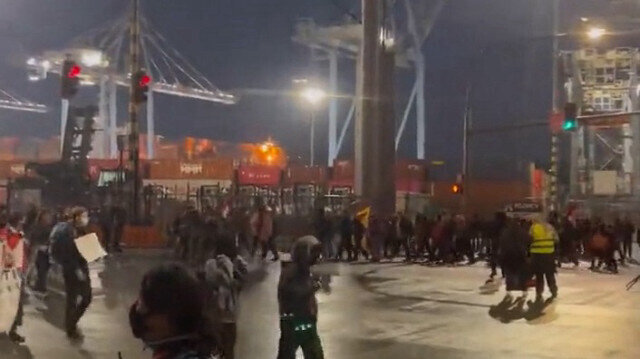 Filistin yanlısı protestocular İsrail’e silah taşıyan bir ABD gemisinin yanaştığı Limanı’nı bastı