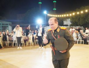 Atatürk kılığına girdi, sosyal medyada kıyamet koptu